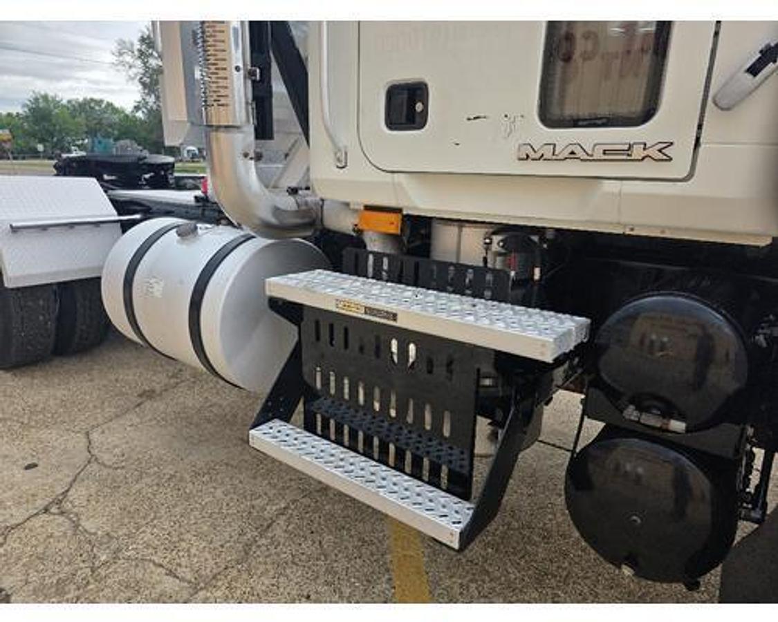 Used 2010 Mack CHU613