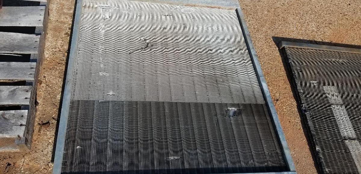 Used GOOD USED HYDRAULIC OIL COOLER 48"L X 3.5"W X 39.5" H
FEMALE PIPE THREAD 1-1/4"