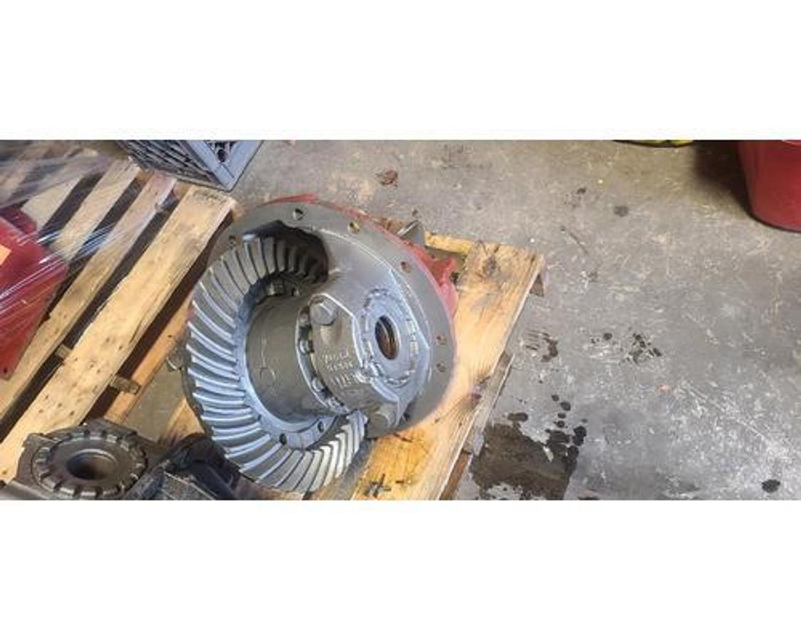 Used GOOD USED EATON RSP40 REAR/REAR DIFFERENTIAL 3.90 RATIO EXC.