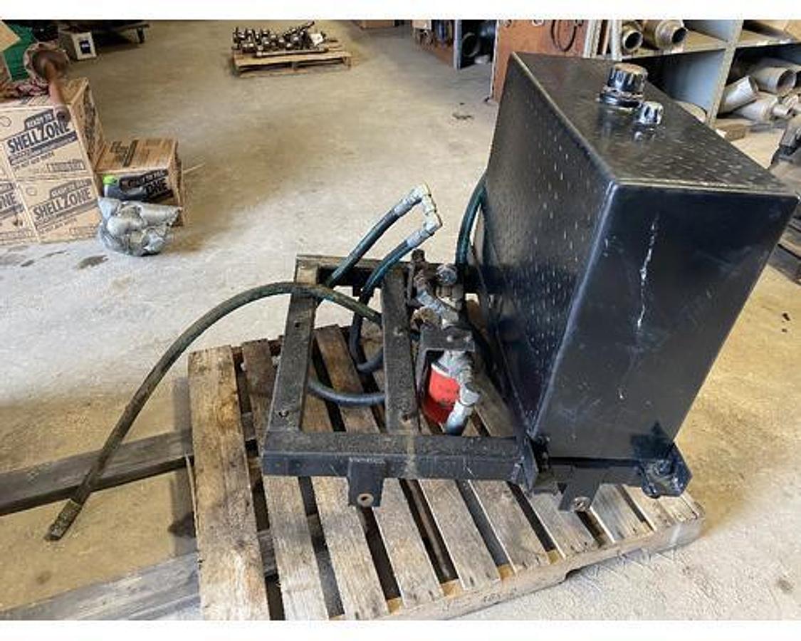 Used GOOD USED BEHIND THE CAB 50 GALLON STEEL HYDRAULIC TANK, READY TO BE MOUNTED INCLUDES FILTER & RELIEF VALVE
