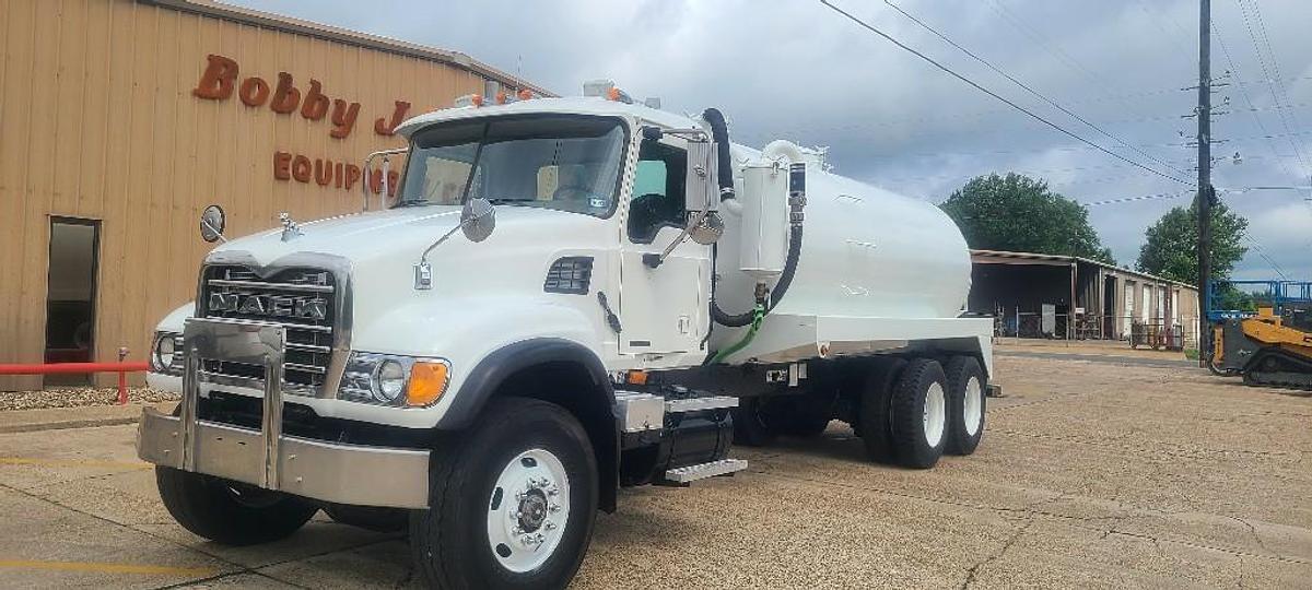 Used 2004 Mack CV713 GRANITE