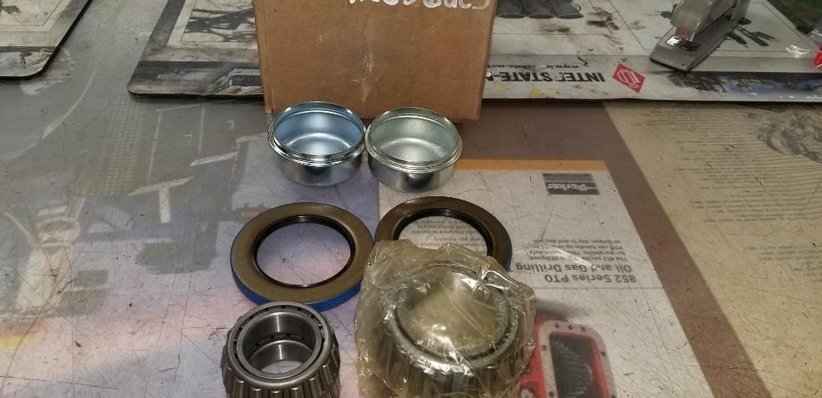 New surplus NEW SURPLUS 42656UC3  TRAILER HUB BEARINGS & SEALS WITH GREASE CAPS
BEARING X2  # 25580
BEARING X2  # 15123
SEAL X2 # 010-036-00 DEXTER SEAL
X2 HUB CAPS