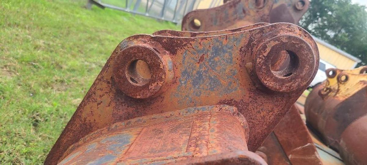 Used USED KOMATSU PC35R-8E SN# 303-31-144413-53 C&P ATTACHEMENTS
0.143 CAPACITY, WIDTH 24