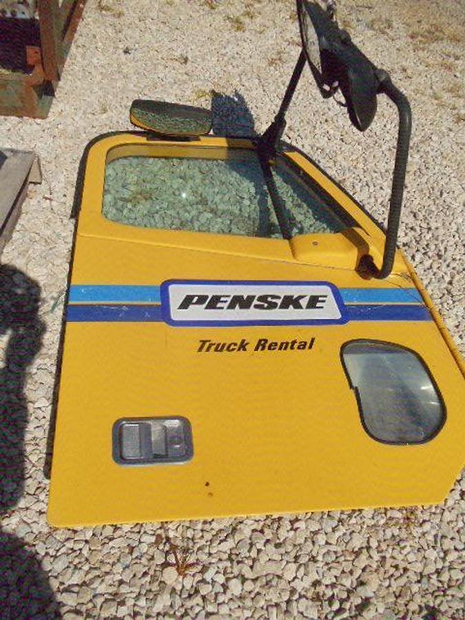 Used 2005 FREIGHTLINER COLUMBIA R/S DOOR,