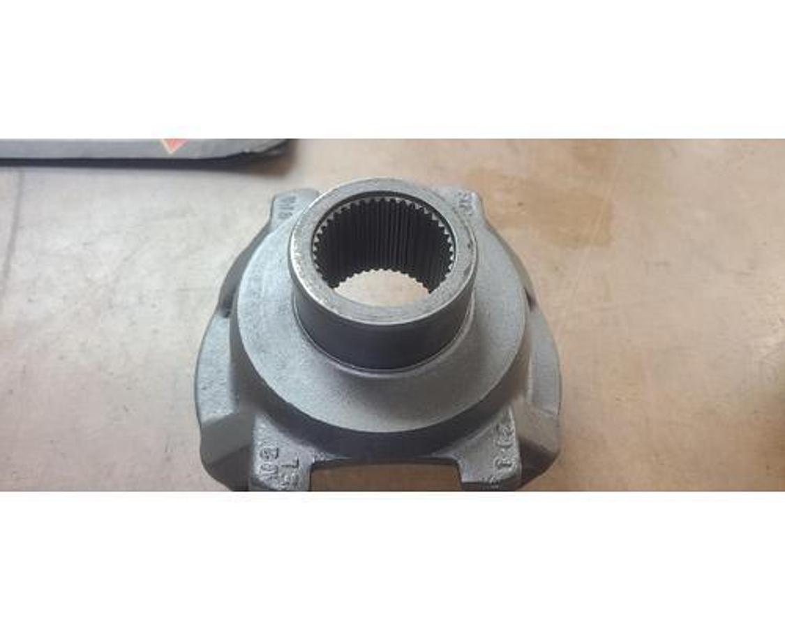 Used GOOD USED SPICER SPL170 END YOKE  170-4-1261-1X  MACK CRD92/93
39 SPLINE