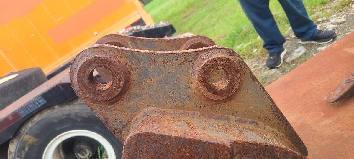 Used USED KOMATSU PC35MR-2  SN# 303-31-139078-36 C&P ATTACHEMENTS
WIDTH 18