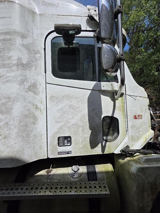 Used 2004 Freightliner COLUMBIA 120