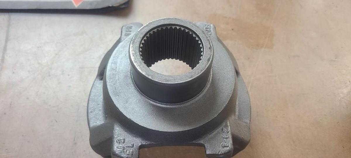 Used GOOD USED SPICER SPL170 END YOKE  170-4-1261-1X  MACK CRD92/93
39 SPLINE