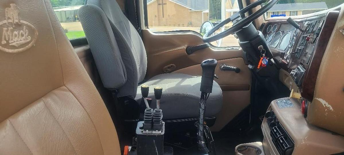 Used 2004 Mack CV713 GRANITE