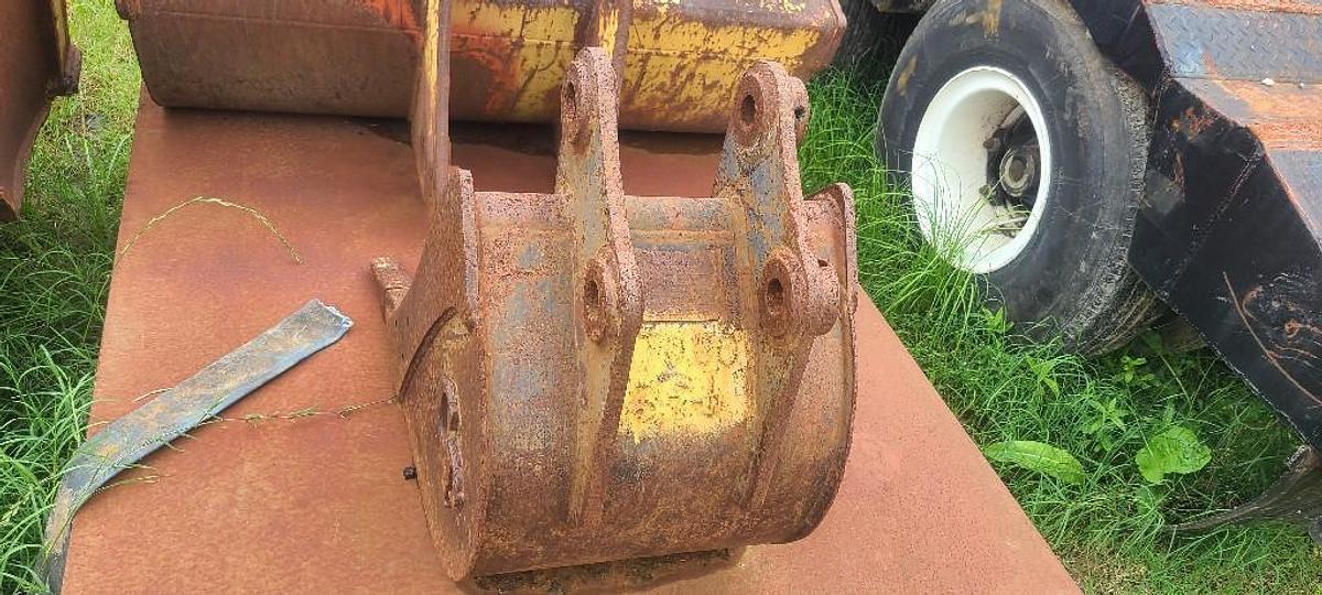 Used USED KOMATSU PC35MR-2  SN# 303-31-139078-36 C&P ATTACHEMENTS
WIDTH 18