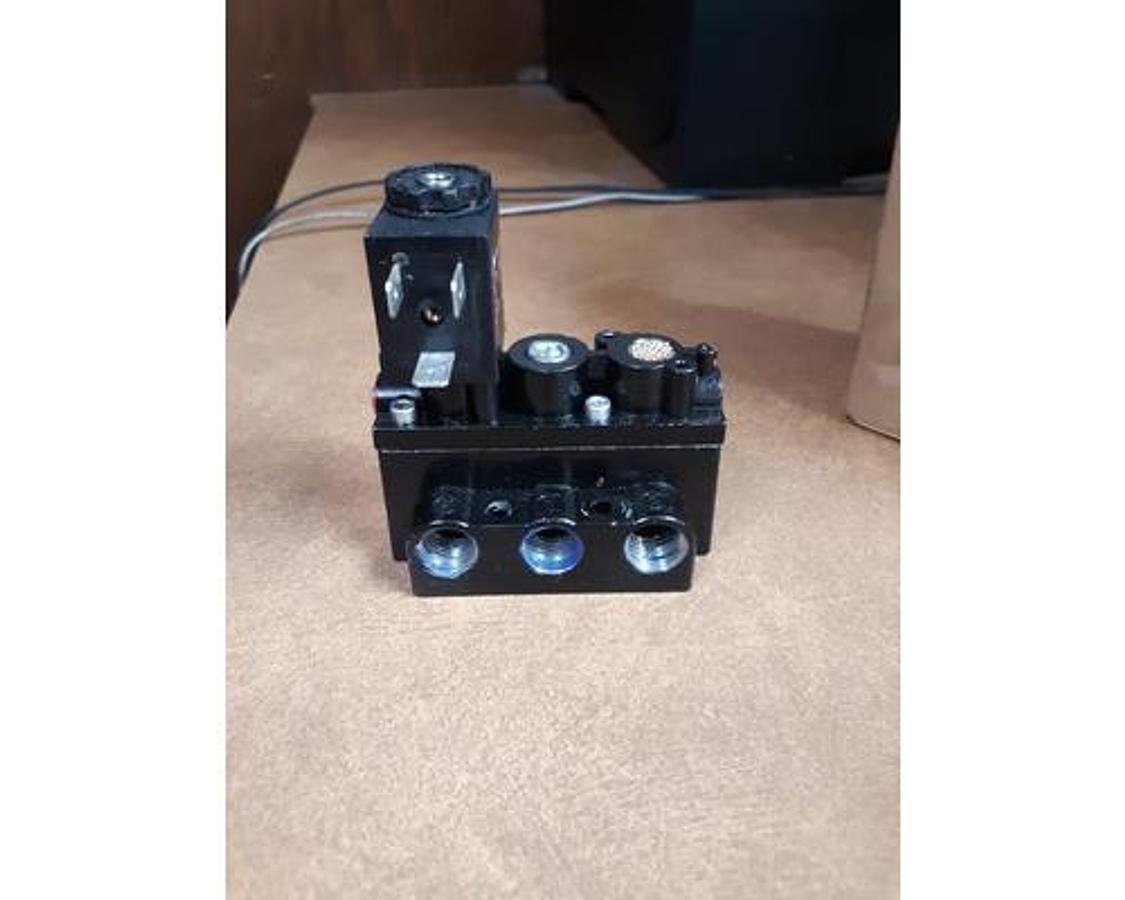 Used SURPLUS 1/4 in 12V DC, 4-Way/2-PositionSolenoid Air Control Valve