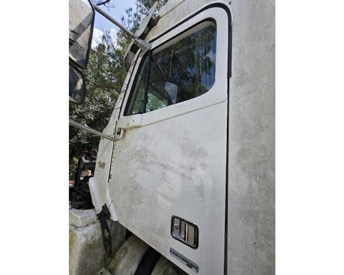 Used 2004 Freightliner COLUMBIA 120