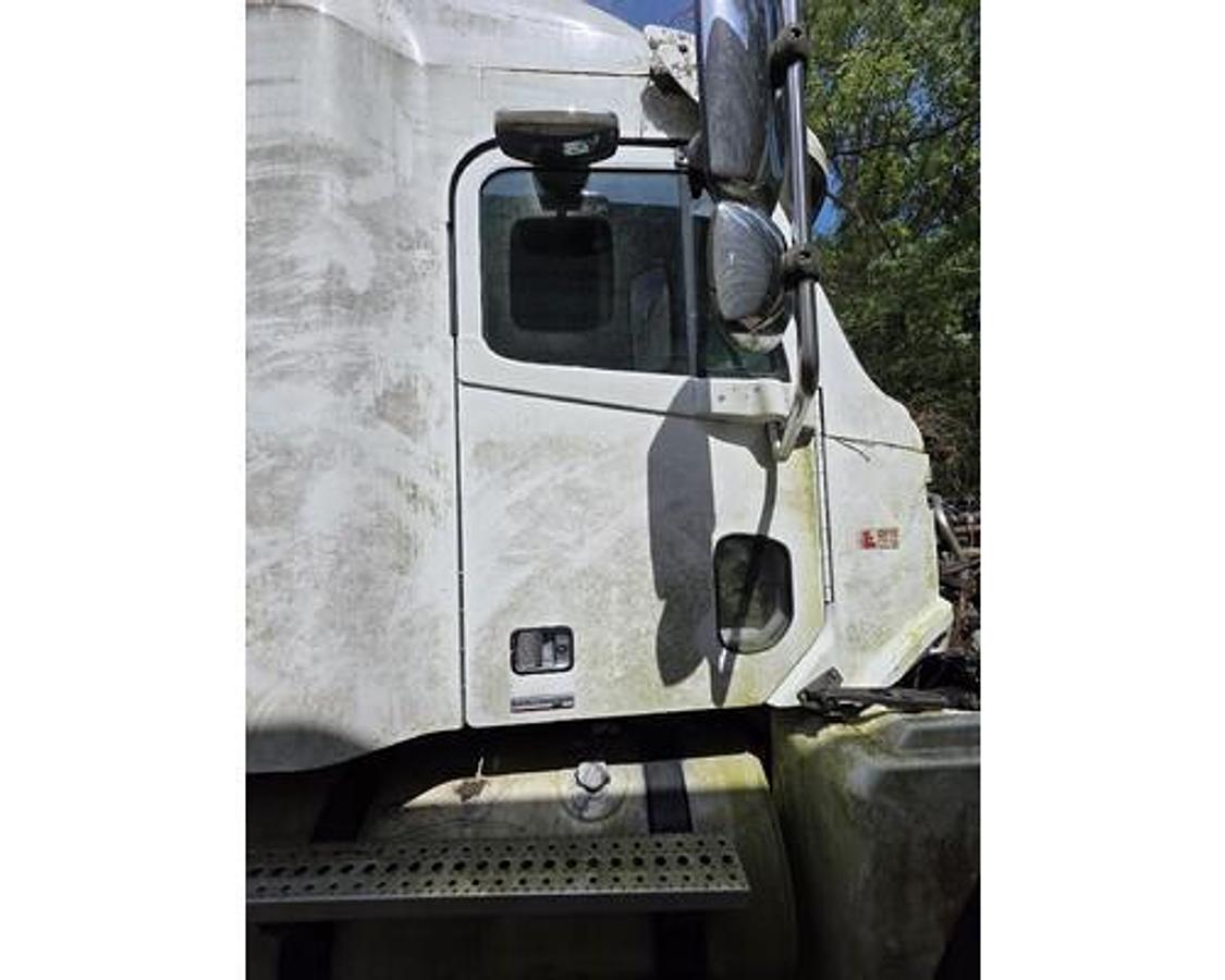 Used 2004 Freightliner COLUMBIA 120