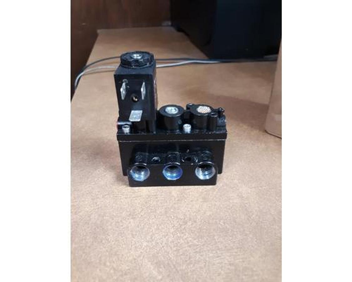 Used SURPLUS 1/4 in 12V DC, 4-Way/2-PositionSolenoid Air Control Valve