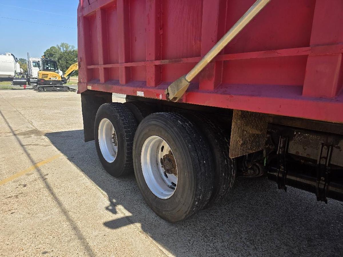 Used 2001 Freightliner FLD120SD