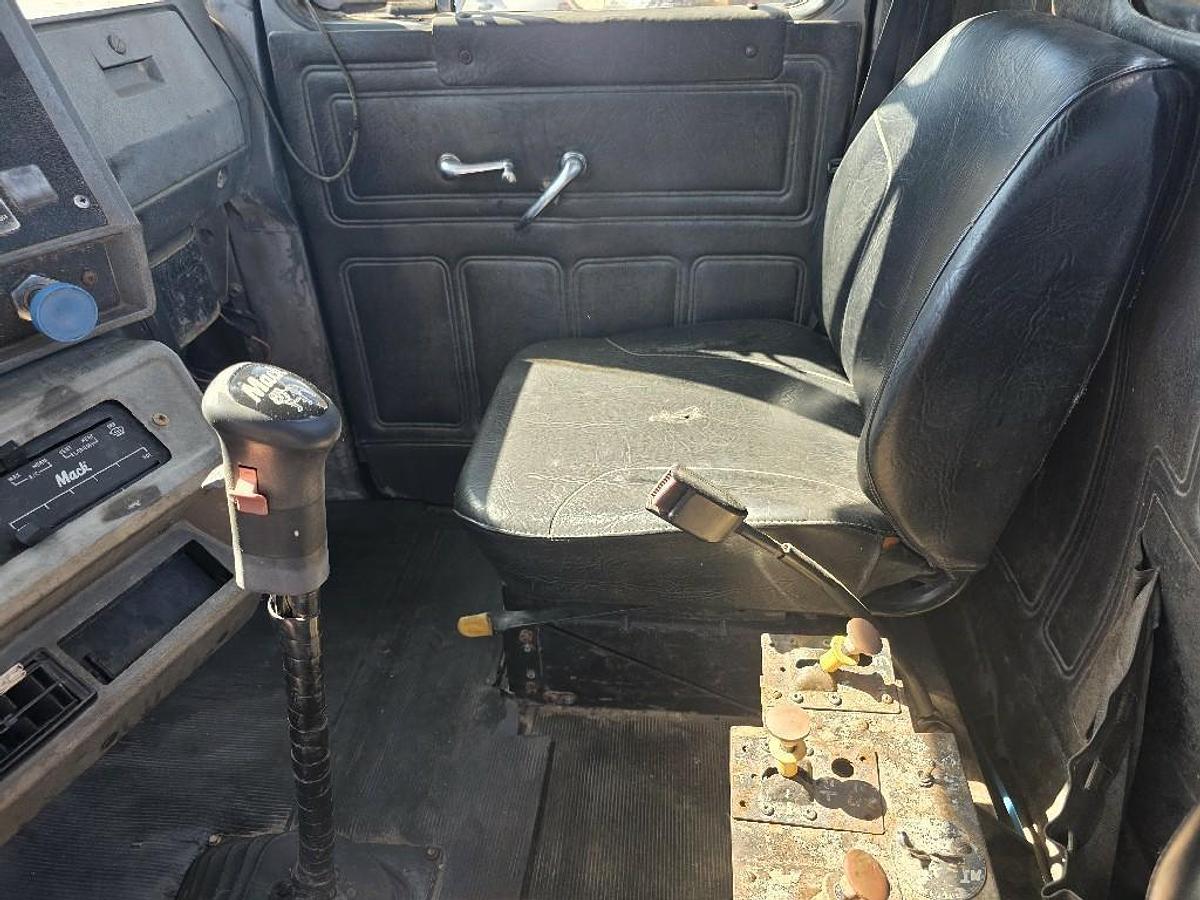 Used 1995 Mack RD688S