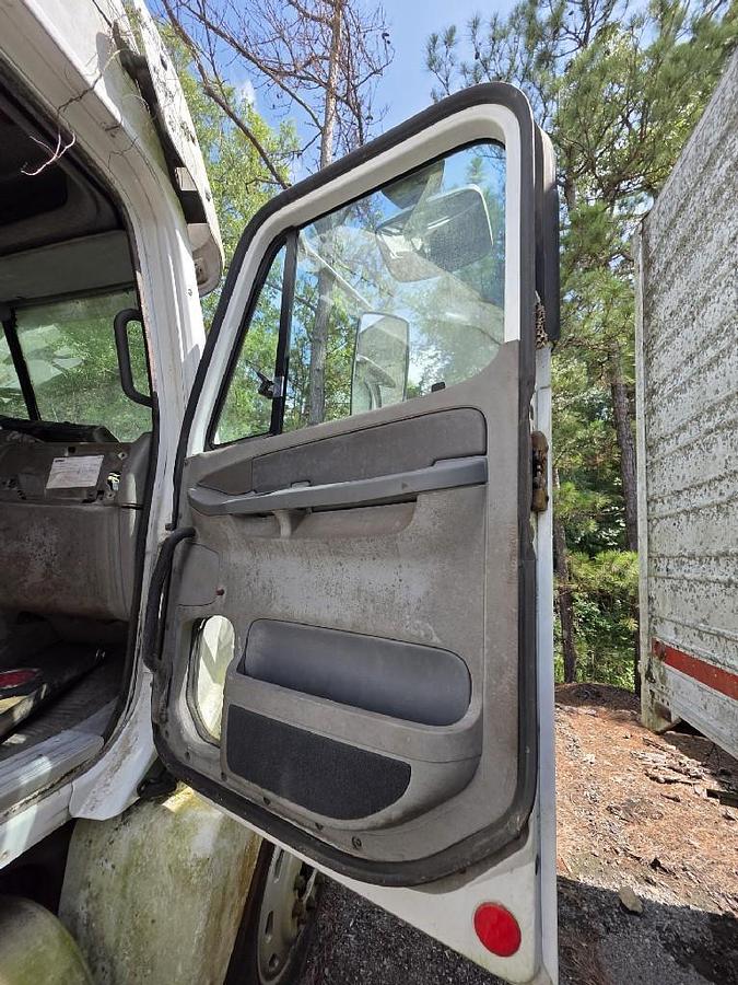 Used 2004 Freightliner COLUMBIA 120