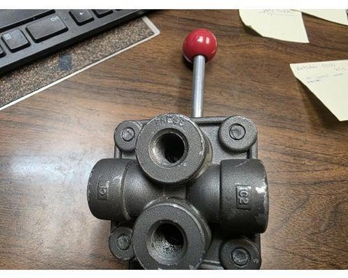 Used USED BARKSDALE 9000 SERIES MANUAL AIR CONTROL VALVE 1/4" PORTS