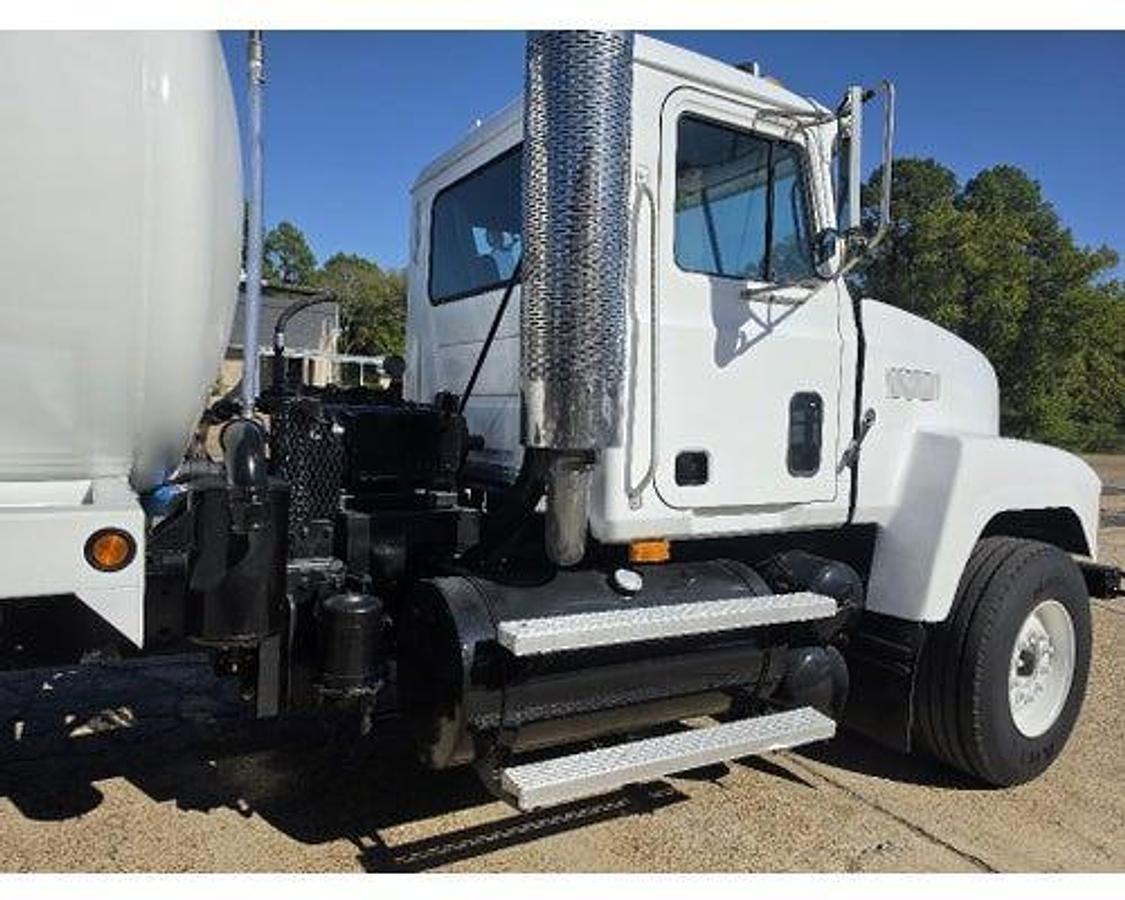 Used 2000 Mack CHU613