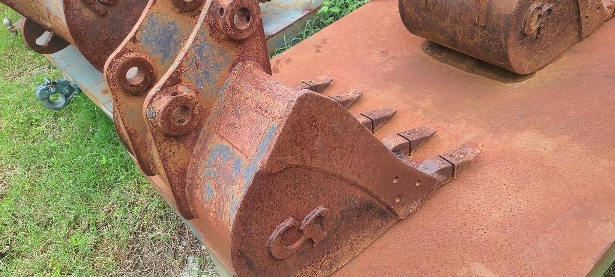 Used USED KOMATSU PC35R-8E SN# 303-31-144413-53 C&P ATTACHEMENTS
0.143 CAPACITY, WIDTH 24