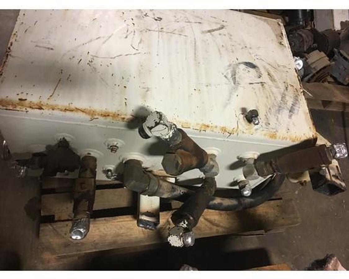 Used 75 GALLON HYDRAULIC TANK, RECTANGULAR, L: 37" W: 24" H: 20"