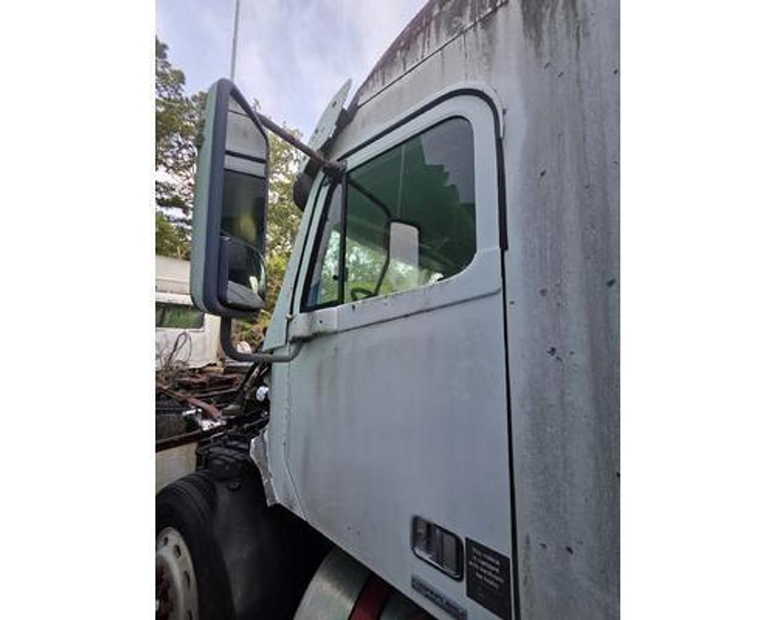 Used 2005 Freightliner CENTURY