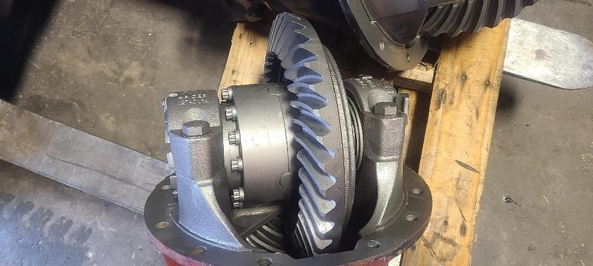 Used GOOD USED EATON RSP40 REAR/REAR DIFFERENTIAL 3.90 RATIO EXC.