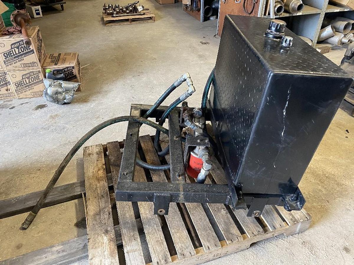 Used GOOD USED BEHIND THE CAB 50 GALLON STEEL HYDRAULIC TANK, READY TO BE MOUNTED INCLUDES FILTER & RELIEF VALVE