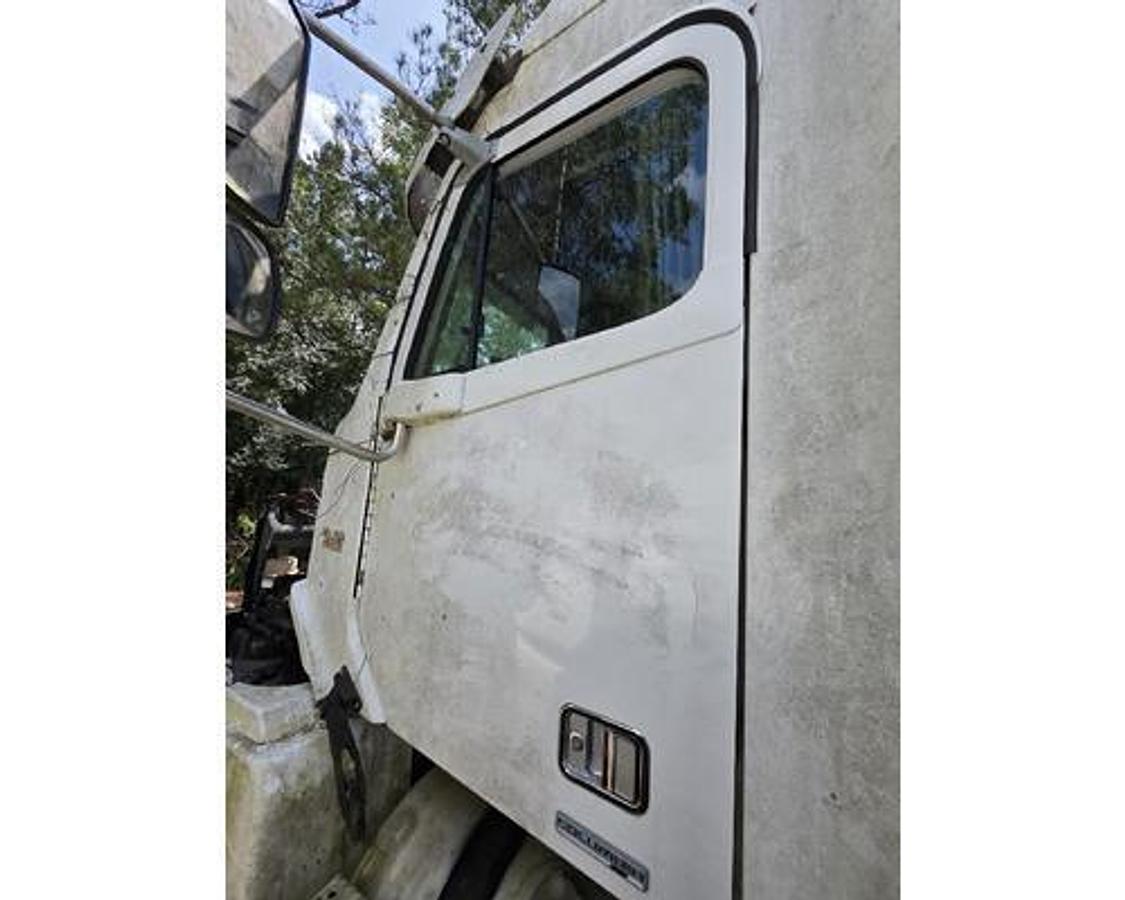 Used 2004 Freightliner COLUMBIA 120