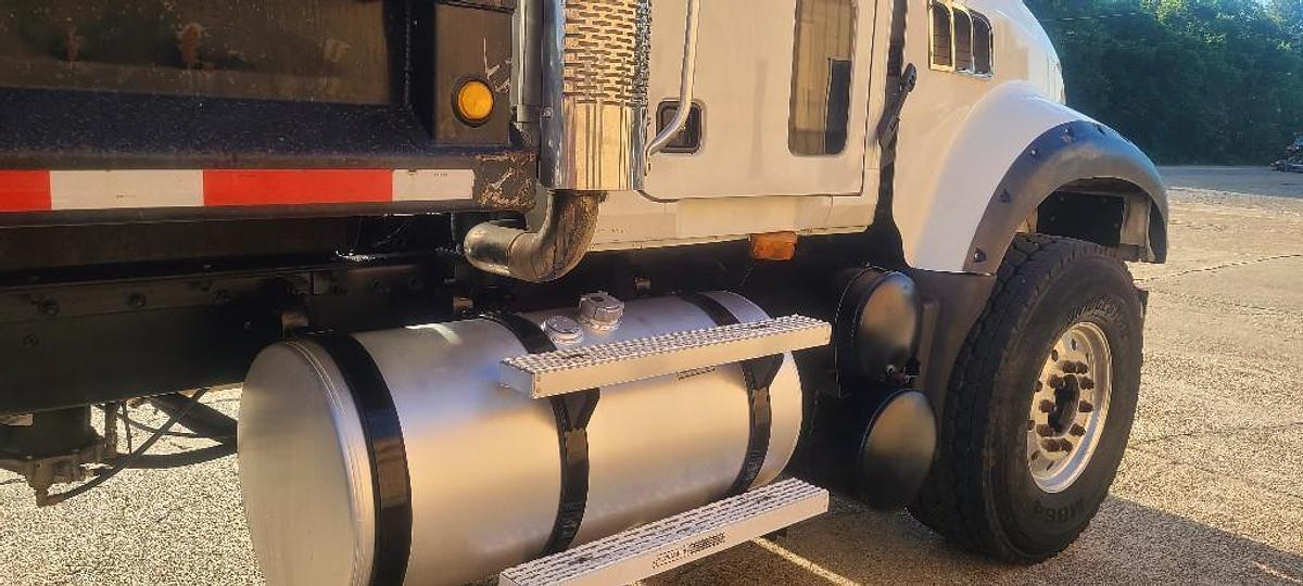 Used 2006 Mack CV713