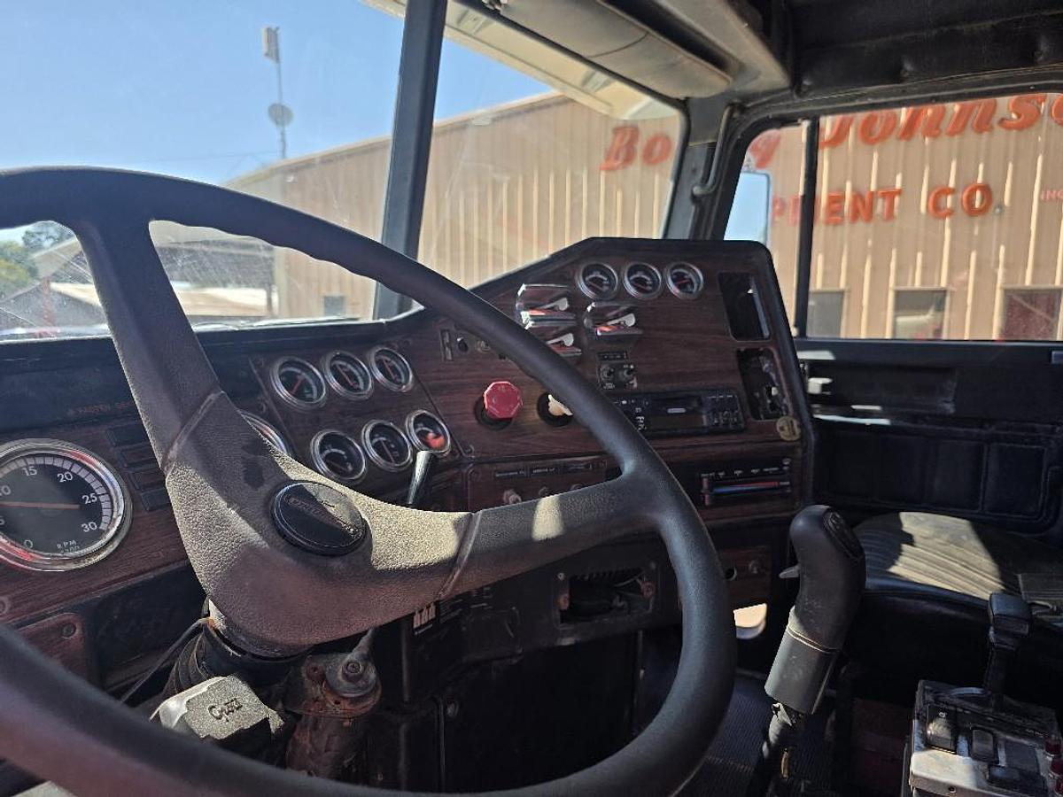 Used 2001 Freightliner FLD120SD