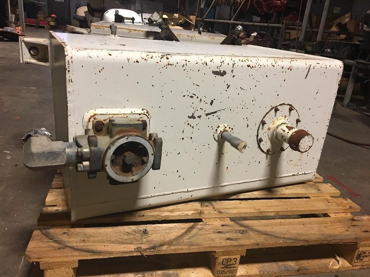 Used 75 GALLON HYDRAULIC TANK, RECTANGULAR, L: 37" W: 24" H: 20"