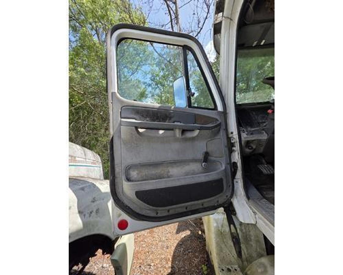 Used 2004 Freightliner COLUMBIA 120