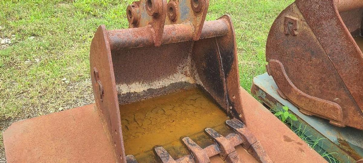 Used USED KOMATSU PC35R-8E SN# 303-31-144413-53 C&P ATTACHEMENTS
0.143 CAPACITY, WIDTH 24