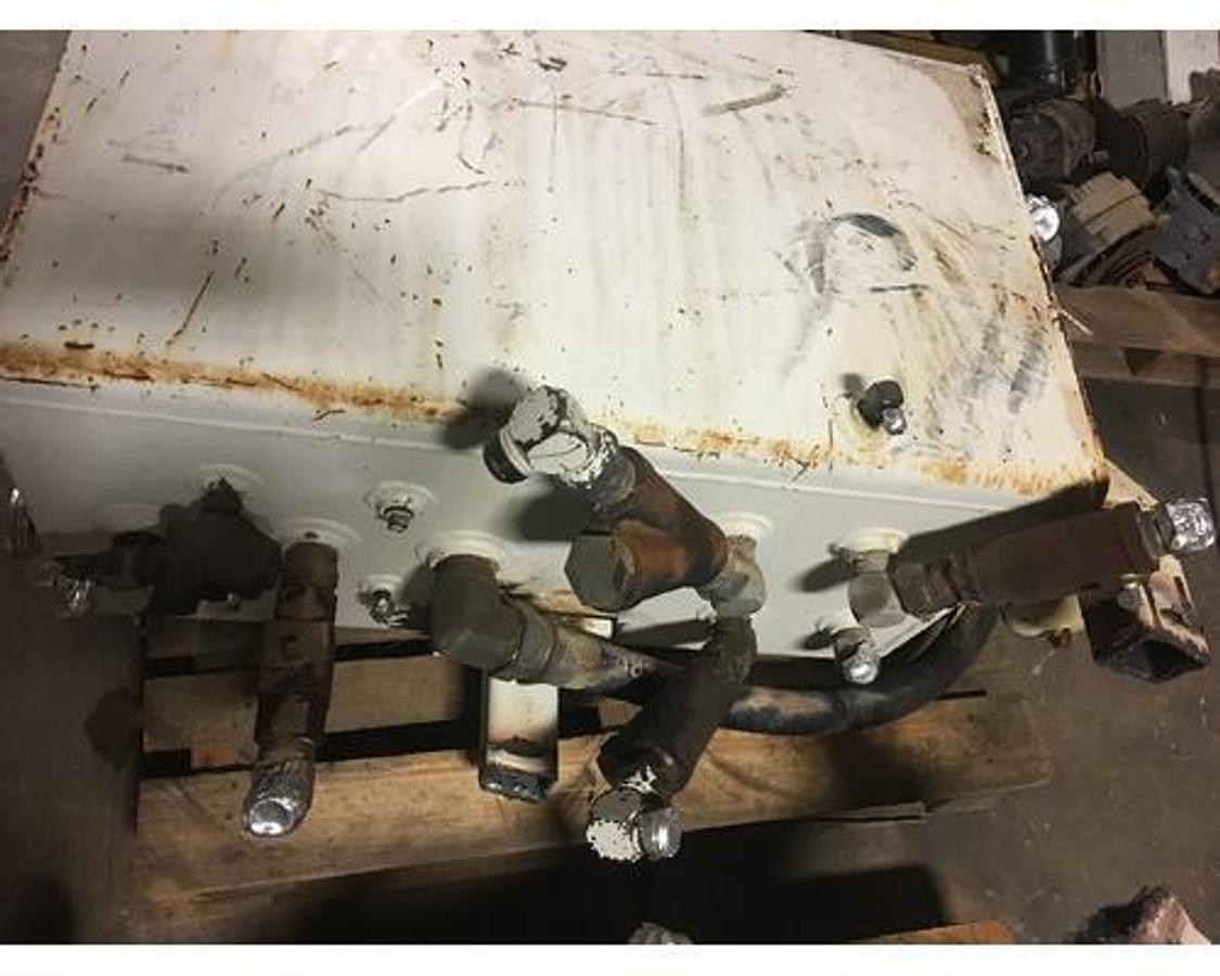 Used 75 GALLON HYDRAULIC TANK, RECTANGULAR, L: 37" W: 24" H: 20"