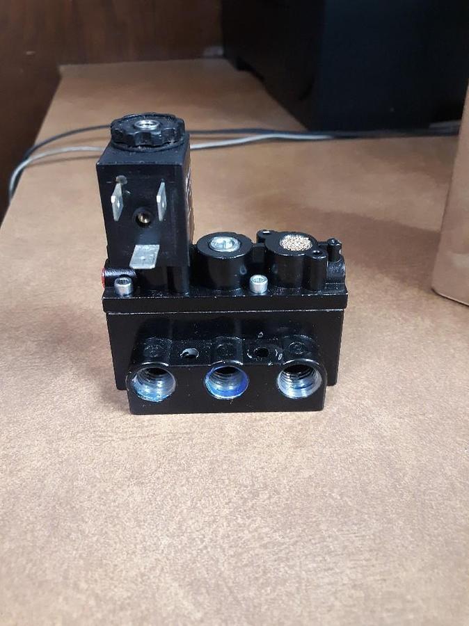 Used SURPLUS 1/4 in 12V DC, 4-Way/2-PositionSolenoid Air Control Valve