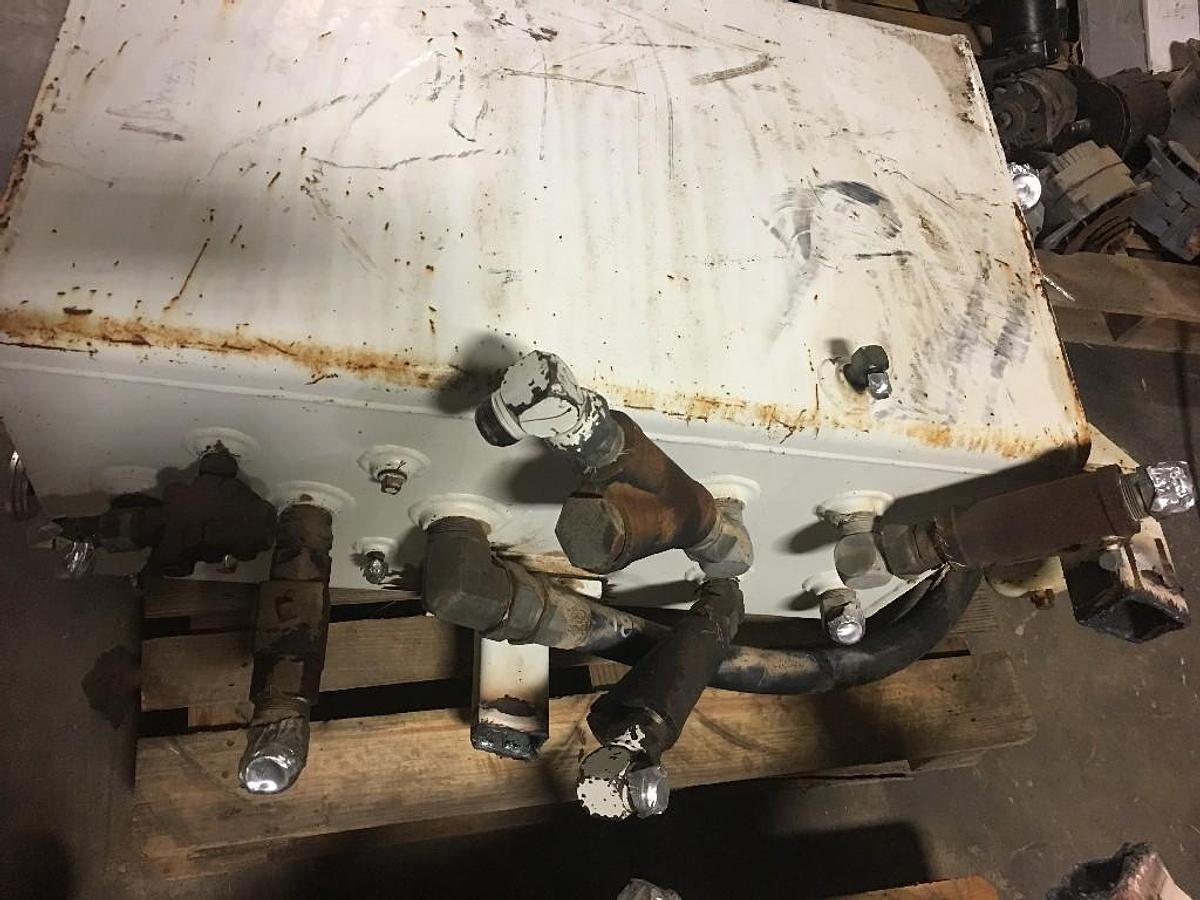 Used 75 GALLON HYDRAULIC TANK, RECTANGULAR, L: 37" W: 24" H: 20"