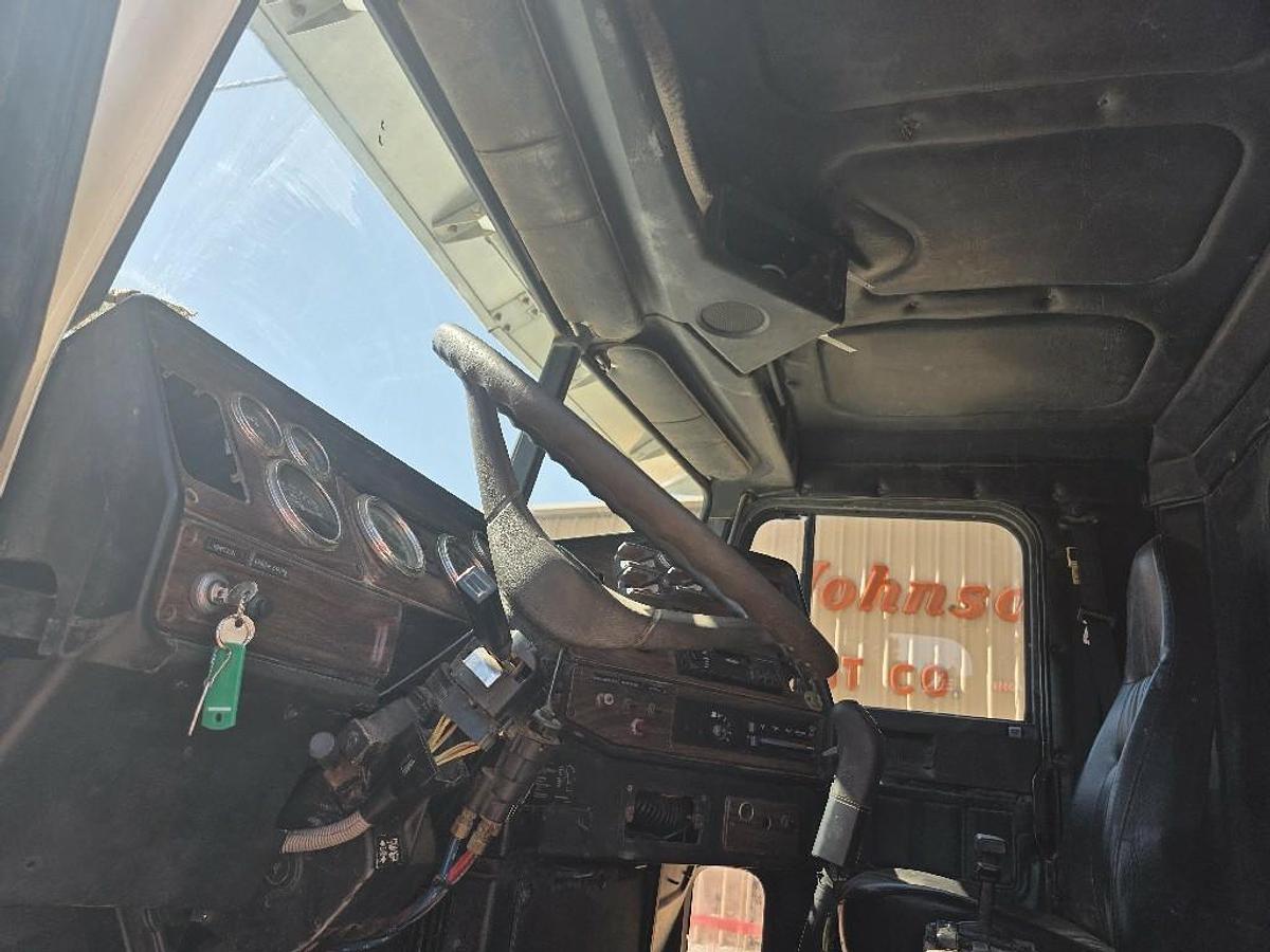 Used 2001 Freightliner FLD120SD