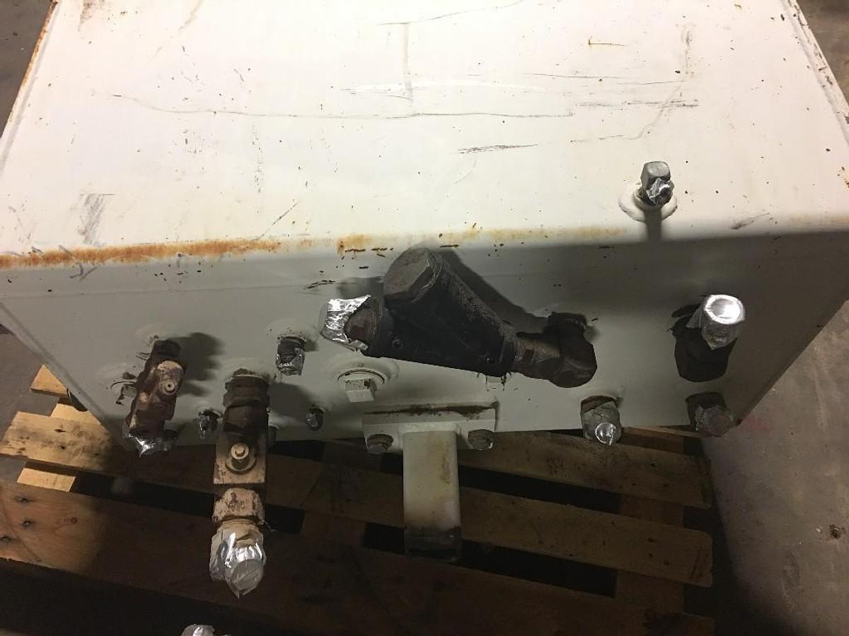 Used 75 GALLON HYDRAULIC TANK, RECTANGULAR, L: 37" W: 24" H: 20"