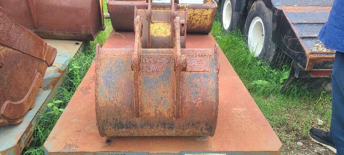 Used USED KOMATSU PC35R-8E SN# 303-31-144413-53 C&P ATTACHEMENTS
0.143 CAPACITY, WIDTH 24