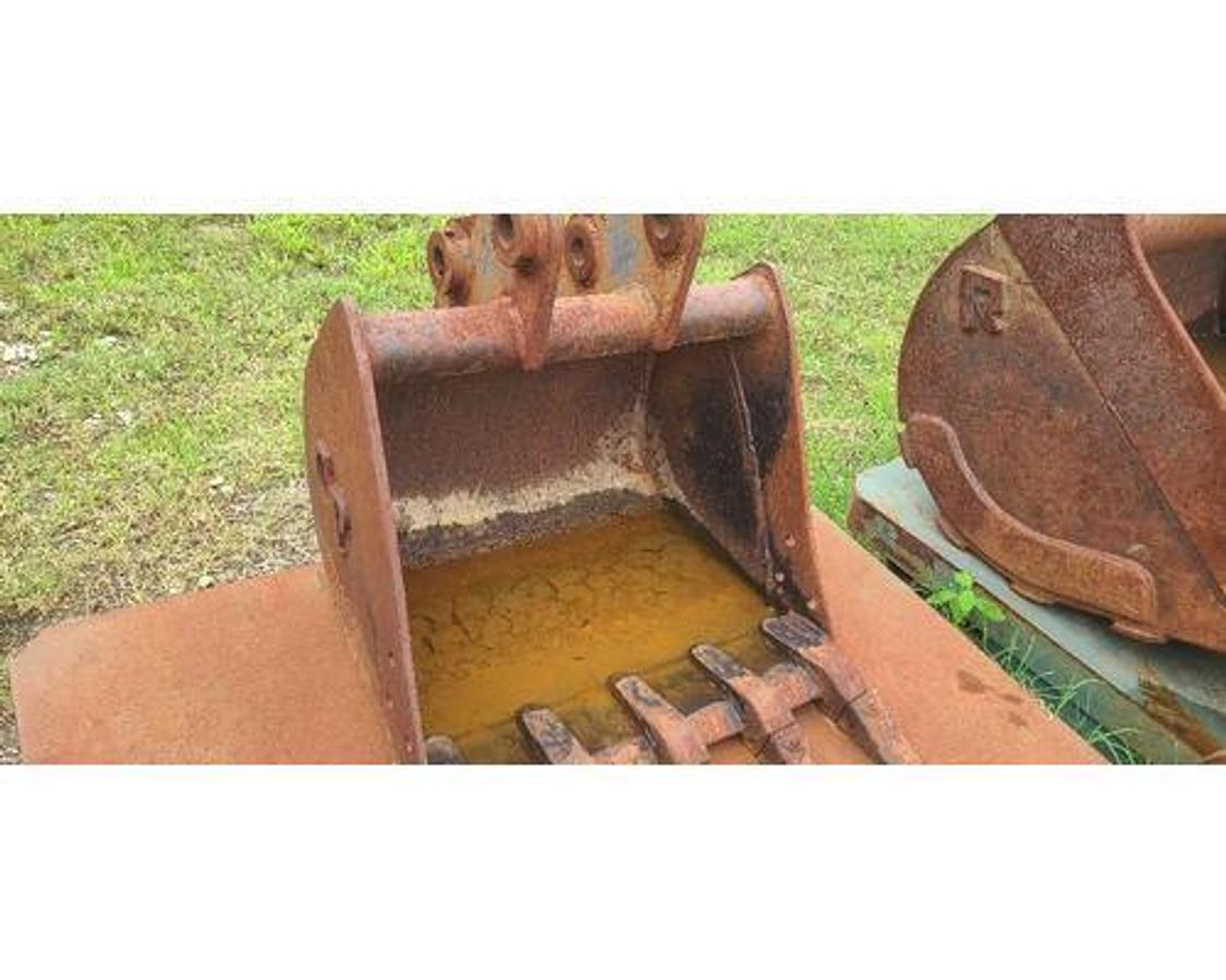 Used USED KOMATSU PC35R-8E SN# 303-31-144413-53 C&P ATTACHEMENTS
0.143 CAPACITY, WIDTH 24