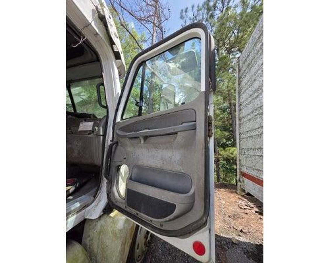 Used 2004 Freightliner COLUMBIA 120