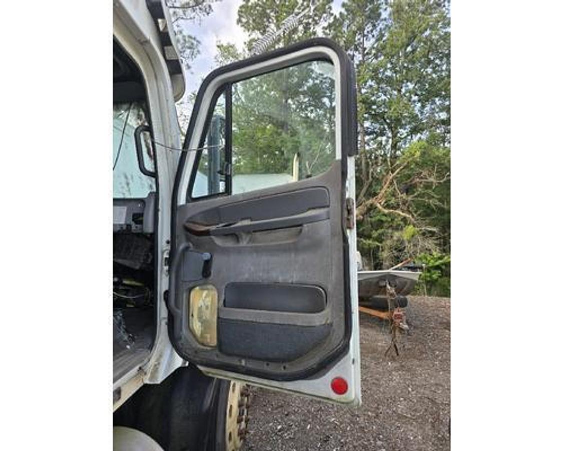 Used 2005 Freightliner CENTURY