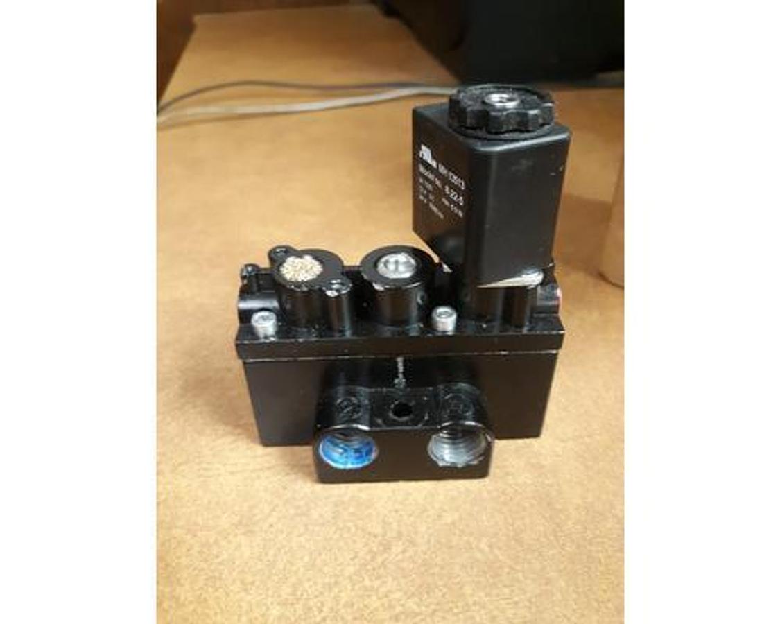 Used SURPLUS 1/4 in 12V DC, 4-Way/2-PositionSolenoid Air Control Valve