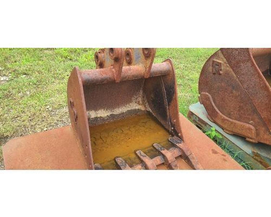 Used USED KOMATSU PC35R-8E SN# 303-31-144413-53 C&P ATTACHEMENTS
0.143 CAPACITY, WIDTH 24