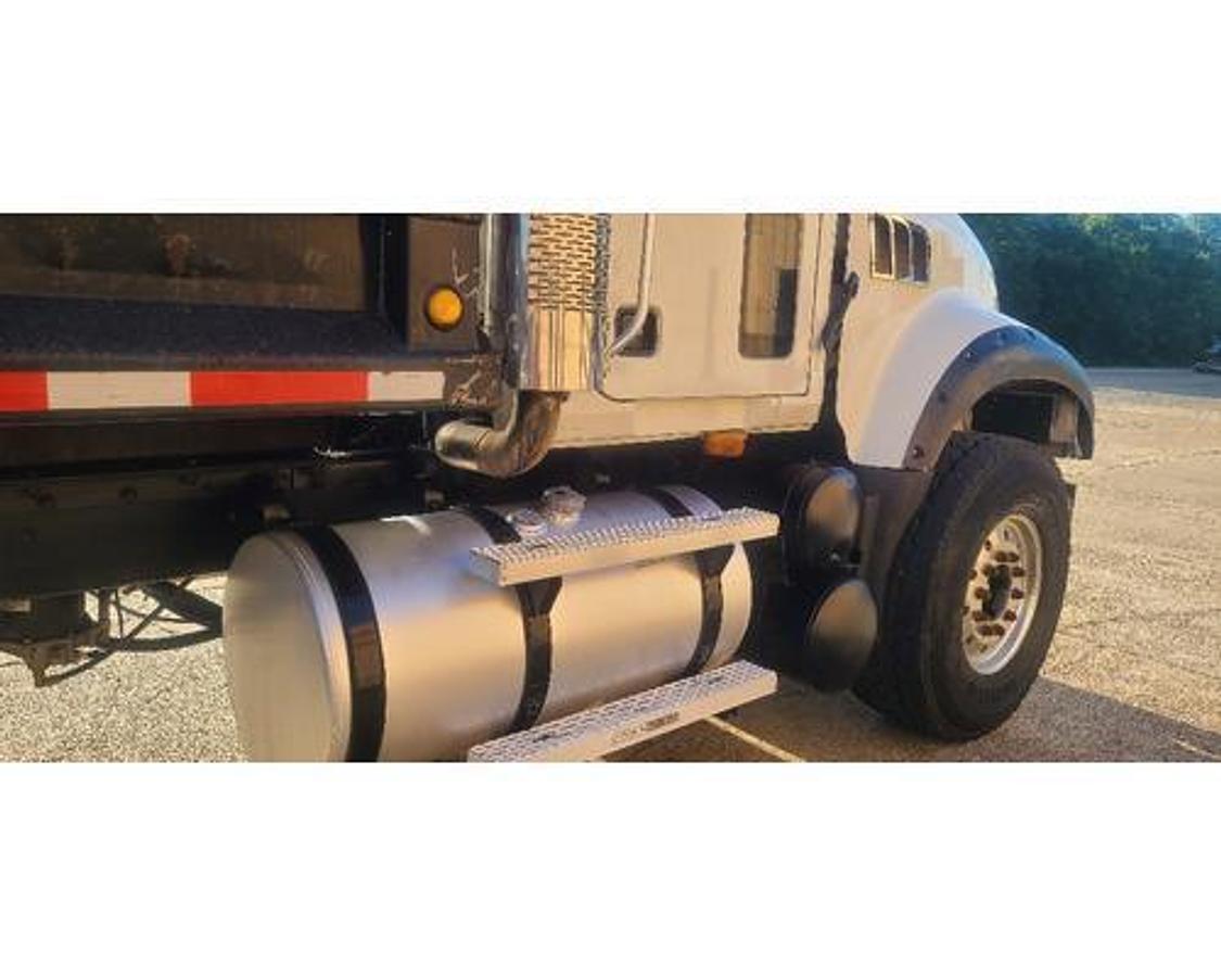 Used 2006 Mack CV713