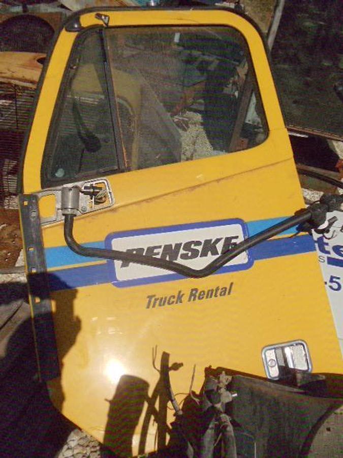 Used 2005 FREIGHTLINER COLUMBIA L/S DOOR,