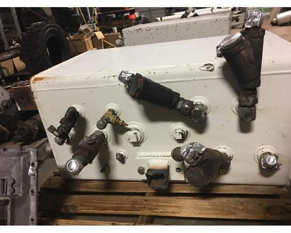 Used 75 GALLON HYDRAULIC TANK, RECTANGULAR, L: 37" W: 24" H: 20"