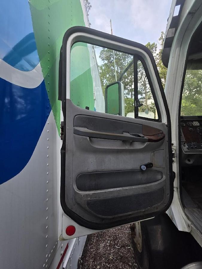 Used 2005 Freightliner CENTURY