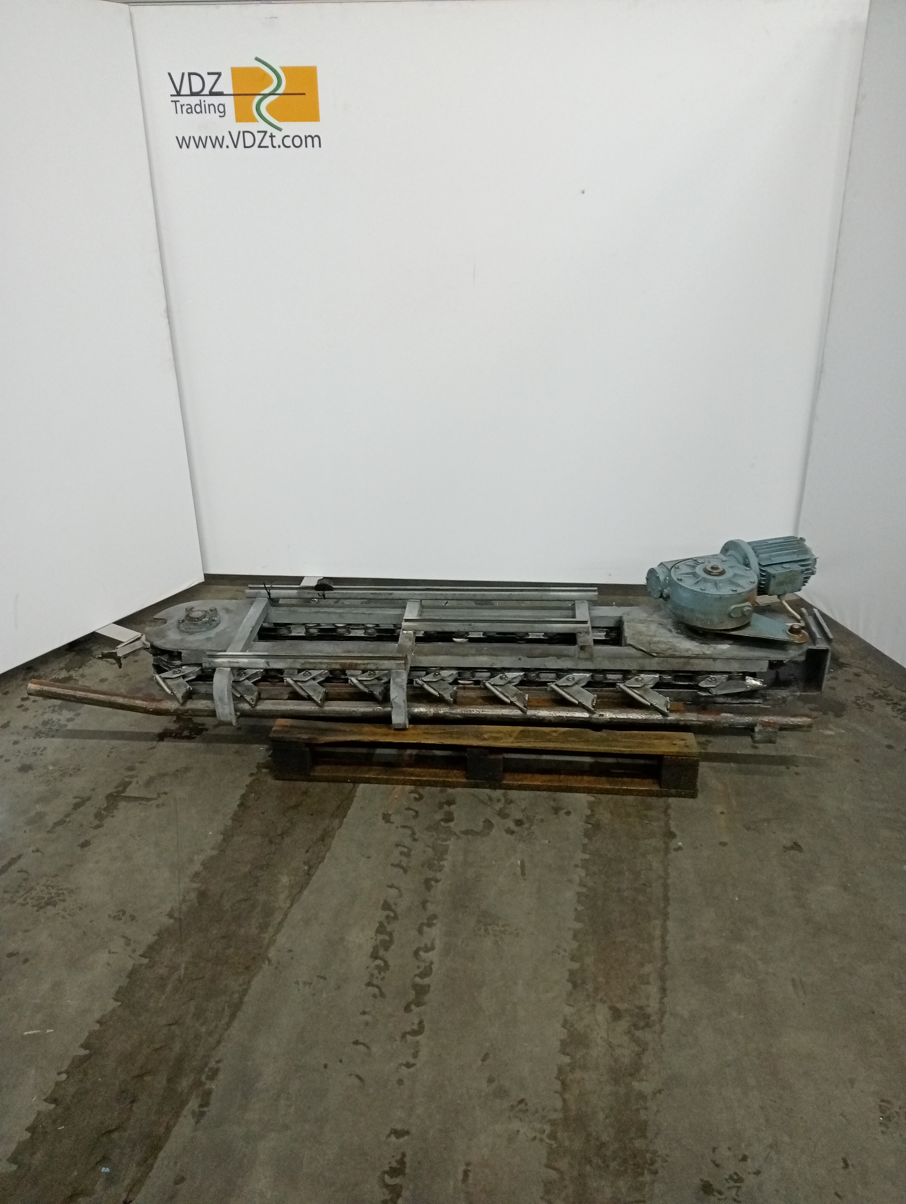 Used Lift conveyor empty hooks